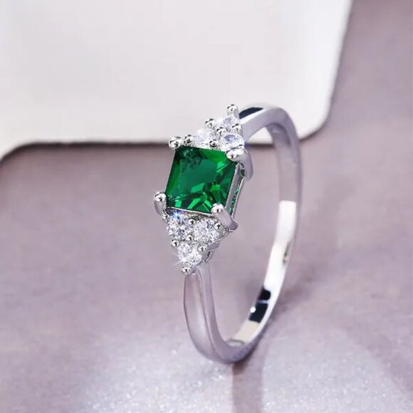 Beautiful Emerald and CZ Accent Stone Ring - Picture 4 of 5